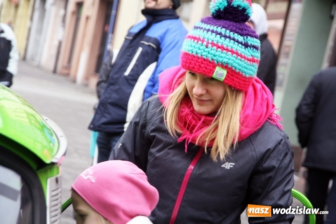 Zdjęcie w galerii na portalu naszwodzislaw.com: Rodzinne grillowanie w klimacie PRL na wodzisławskim rynku  wiadomości z regionu