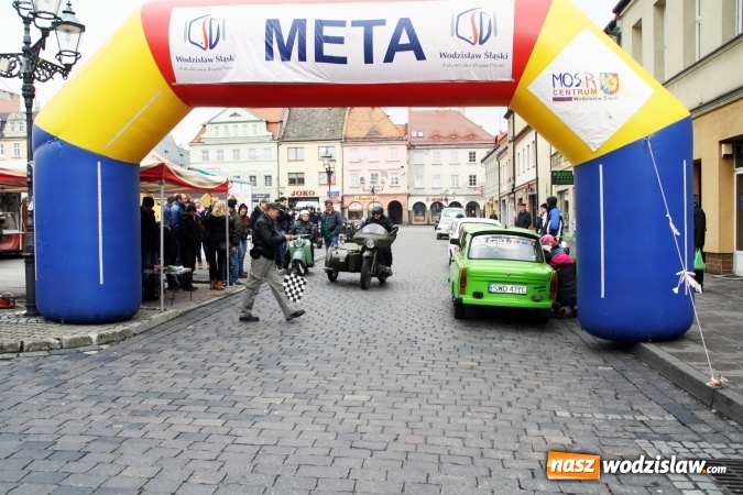 Zdjęcie w galerii na portalu naszwodzislaw.com: Rodzinne grillowanie w klimacie PRL na wodzisławskim rynku  wiadomości z regionu