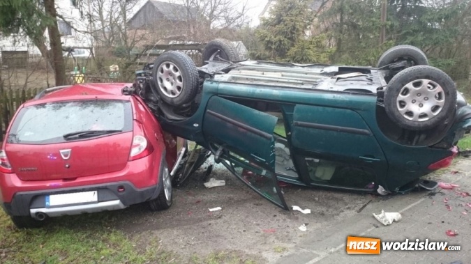 Zdjęcie w galerii na portalu naszwodzislaw.com: Osobówka dachowała w Gorzycach. Kobieta miała dużo szczęścia  wiadomości z regionu
