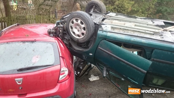 Zdjęcie w galerii na portalu naszwodzislaw.com: Osobówka dachowała w Gorzycach. Kobieta miała dużo szczęścia  wiadomości z regionu