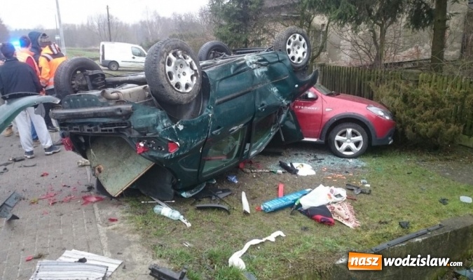 Zdjęcie w galerii na portalu naszwodzislaw.com: Osobówka dachowała w Gorzycach. Kobieta miała dużo szczęścia  wiadomości z regionu