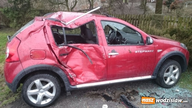 Zdjęcie w galerii na portalu naszwodzislaw.com: Osobówka dachowała w Gorzycach. Kobieta miała dużo szczęścia  wiadomości z regionu