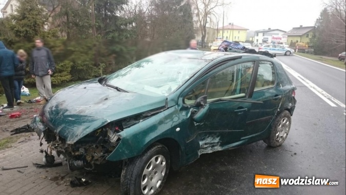 Zdjęcie w galerii na portalu naszwodzislaw.com: Osobówka dachowała w Gorzycach. Kobieta miała dużo szczęścia  wiadomości z regionu