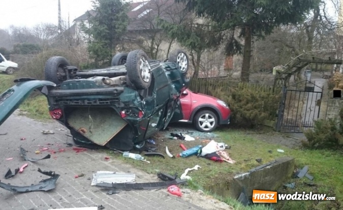 Zdjęcie w galerii na portalu naszwodzislaw.com: Osobówka dachowała w Gorzycach. Kobieta miała dużo szczęścia  wiadomości z regionu