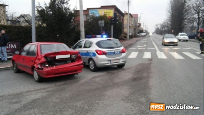Zdjęcie w galerii na portalu naszwodzislaw.com: Z promilami oraz bez uprawnień usiadł za kierownicę i spowodował wypadek. Dwie osoby trafiły do szpitala wiadomości z regionu