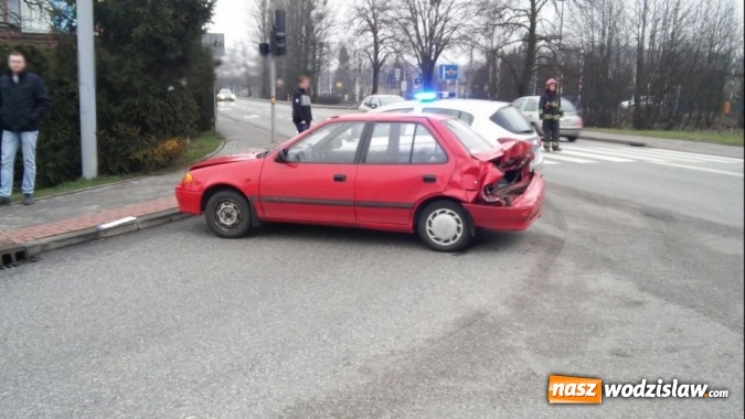 Zdjęcie w galerii na portalu naszwodzislaw.com: Z promilami oraz bez uprawnień usiadł za kierownicę i spowodował wypadek. Dwie osoby trafiły do szpitala wiadomości z regionu