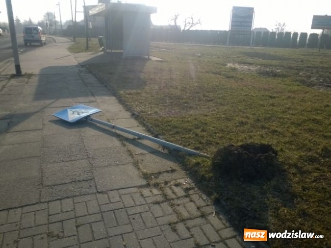 Zdjęcie w galerii na portalu naszwodzislaw.com: Poprzewracane i zniszczone kosze na śmieci oraz uszkodzone znaki drogowe - to efekt działań chuliganów ubiegłego weekendu wiadomości z regionu