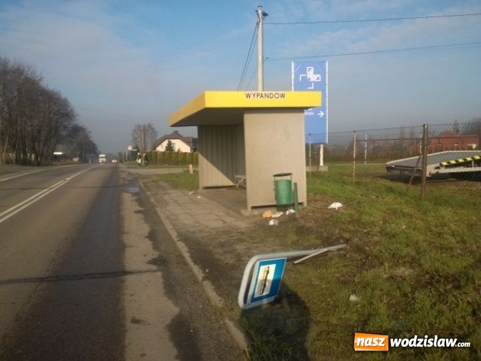 Zdjęcie w galerii na portalu naszwodzislaw.com: Poprzewracane i zniszczone kosze na śmieci oraz uszkodzone znaki drogowe - to efekt działań chuliganów ubiegłego weekendu wiadomości z regionu