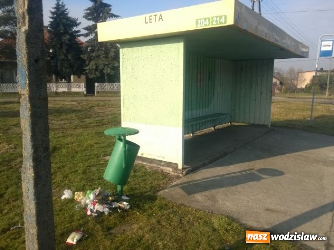 Zdjęcie w galerii na portalu naszwodzislaw.com: Poprzewracane i zniszczone kosze na śmieci oraz uszkodzone znaki drogowe - to efekt działań chuliganów ubiegłego weekendu wiadomości z regionu