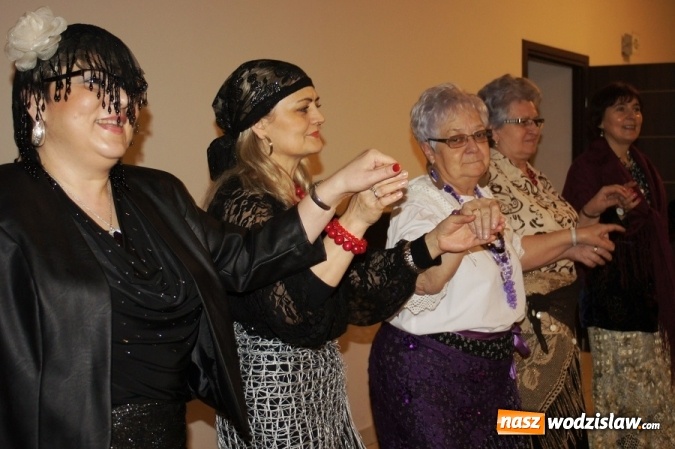 Zdjęcie w galerii na portalu naszwodzislaw.com: Zjazd Cyganek na piątym Babskim Combrze Szlagierowych Babek w Mszanie wiadomości z regionu