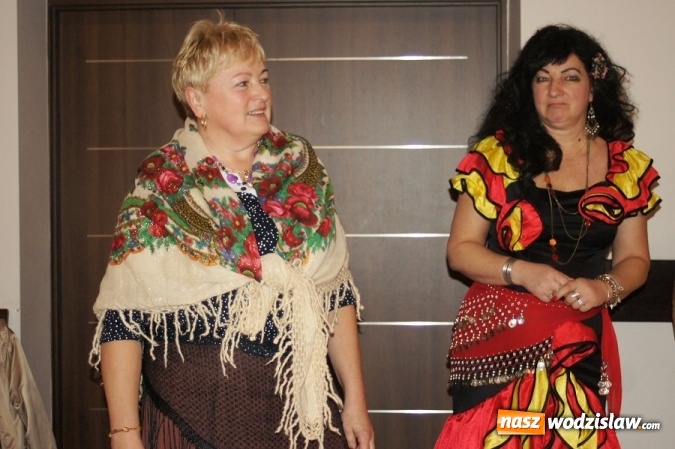 Zdjęcie w galerii na portalu naszwodzislaw.com: Zjazd Cyganek na piątym Babskim Combrze Szlagierowych Babek w Mszanie wiadomości z regionu