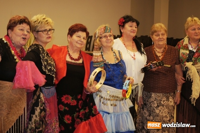 Zdjęcie w galerii na portalu naszwodzislaw.com: Zjazd Cyganek na piątym Babskim Combrze Szlagierowych Babek w Mszanie wiadomości z regionu