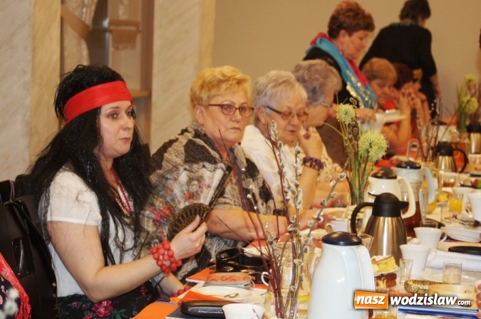 Zdjęcie w galerii na portalu naszwodzislaw.com: Zjazd Cyganek na piątym Babskim Combrze Szlagierowych Babek w Mszanie wiadomości z regionu