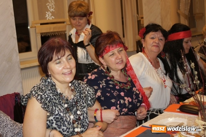 Zdjęcie w galerii na portalu naszwodzislaw.com: Zjazd Cyganek na piątym Babskim Combrze Szlagierowych Babek w Mszanie wiadomości z regionu