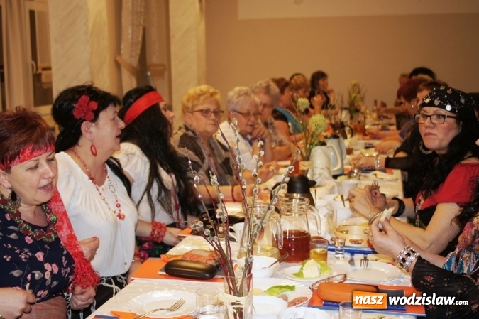 Zdjęcie w galerii na portalu naszwodzislaw.com: Zjazd Cyganek na piątym Babskim Combrze Szlagierowych Babek w Mszanie wiadomości z regionu