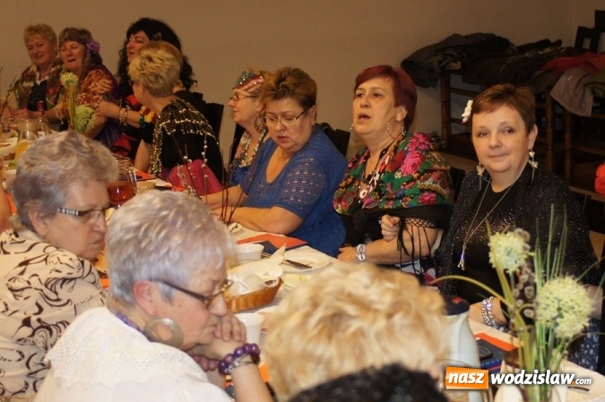 Zdjęcie w galerii na portalu naszwodzislaw.com: Zjazd Cyganek na piątym Babskim Combrze Szlagierowych Babek w Mszanie wiadomości z regionu