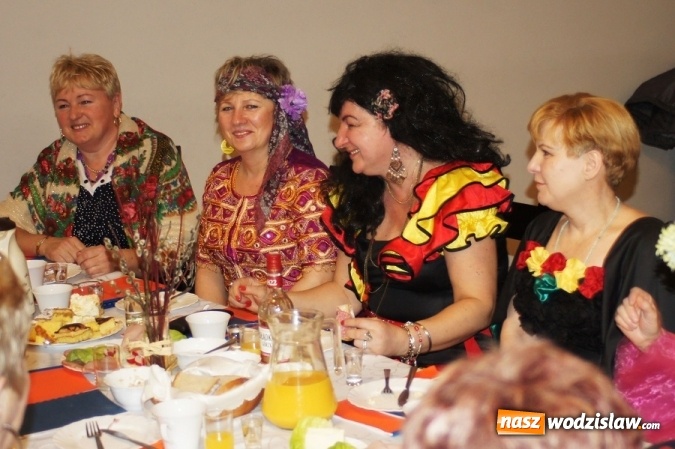 Zdjęcie w galerii na portalu naszwodzislaw.com: Zjazd Cyganek na piątym Babskim Combrze Szlagierowych Babek w Mszanie wiadomości z regionu