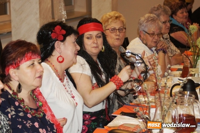 Zdjęcie w galerii na portalu naszwodzislaw.com: Zjazd Cyganek na piątym Babskim Combrze Szlagierowych Babek w Mszanie wiadomości z regionu