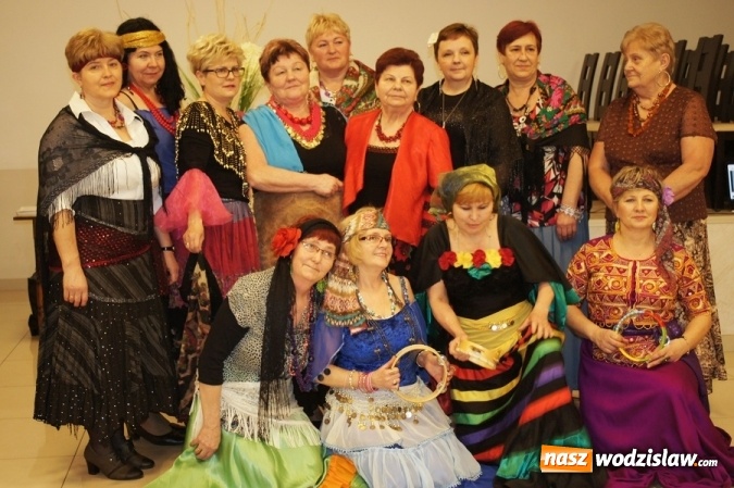 Zdjęcie w galerii na portalu naszwodzislaw.com: Zjazd Cyganek na piątym Babskim Combrze Szlagierowych Babek w Mszanie wiadomości z regionu