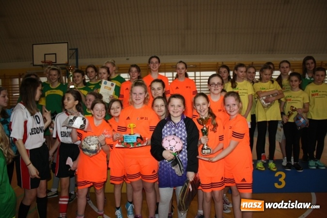 Zdjęcie w galerii na portalu naszwodzislaw.com: Słodki smak zwycięstwa dla zawodniczek z SP nr 21 wiadomości z regionu