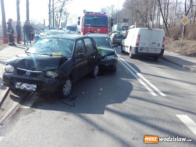 Zdjęcie w galerii na portalu naszwodzislaw.com: Kraksa na Marklowickiej. Zderzyły się trzy osobówki wiadomości z regionu