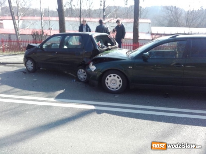 Zdjęcie w galerii na portalu naszwodzislaw.com: Kraksa na Marklowickiej. Zderzyły się trzy osobówki wiadomości z regionu