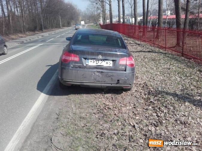 Zdjęcie w galerii na portalu naszwodzislaw.com: Kraksa na Marklowickiej. Zderzyły się trzy osobówki wiadomości z regionu