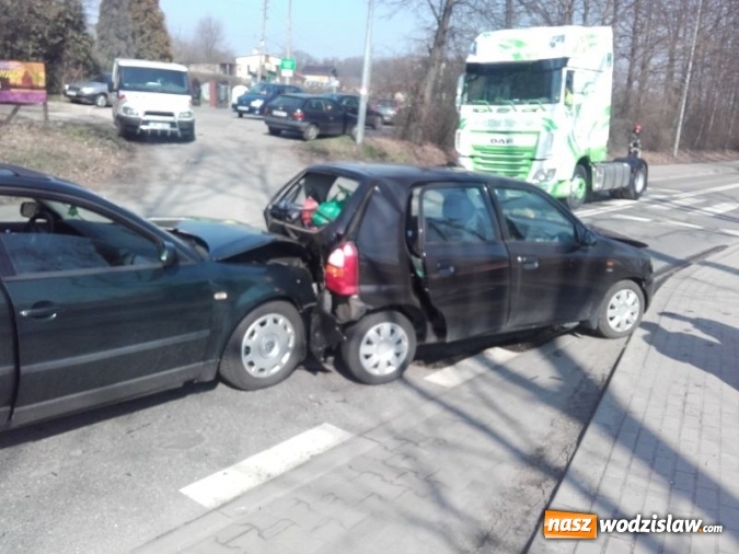 Zdjęcie w galerii na portalu naszwodzislaw.com: Kraksa na Marklowickiej. Zderzyły się trzy osobówki wiadomości z regionu
