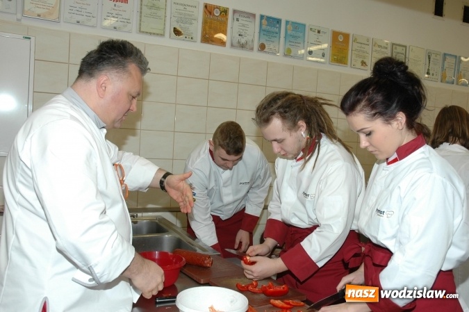 Zdjęcie w galerii na portalu naszwodzislaw.com: Robert Sowa gotował w wodzisławskim Ekonomiku  wiadomości z regionu