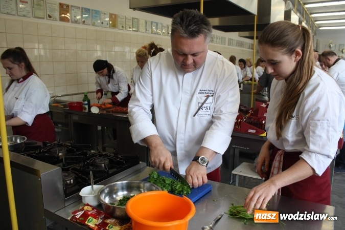 Zdjęcie w galerii na portalu naszwodzislaw.com: Robert Sowa gotował w wodzisławskim Ekonomiku  wiadomości z regionu