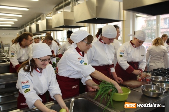 Zdjęcie w galerii na portalu naszwodzislaw.com: Robert Sowa gotował w wodzisławskim Ekonomiku  wiadomości z regionu