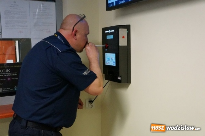 Zdjęcie w galerii na portalu naszwodzislaw.com: Samoobsługowy alkomat od dzisiaj w wodzisławskiej komendzie wiadomości z regionu
