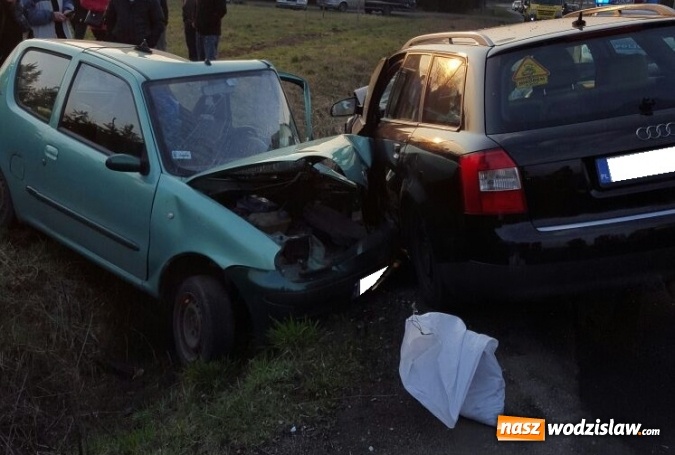 Zdjęcie w galerii na portalu naszwodzislaw.com: Zderzenie osobówek w Mszanie. Trzy osoby ranne wiadomości z regionu