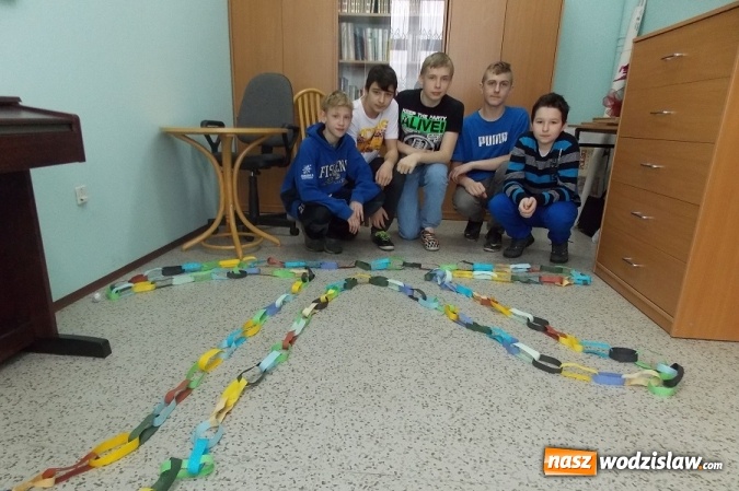 Zdjęcie w galerii na portalu naszwodzislaw.com: Święto liczby Pi w Gogołowej - uczniowie walczyli o dzień bez kartkówki wiadomości z regionu