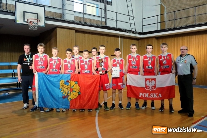 Zdjęcie w galerii na portalu naszwodzislaw.com: Srebrny medal dla koszykarzy MKS Wodzisław Śląski w turnieju 