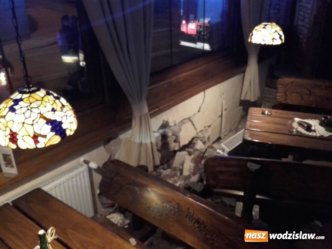 Zdjęcie w galerii na portalu naszwodzislaw.com: Gorzyce: VW wjechał w budynek pizzerii  wiadomości z regionu