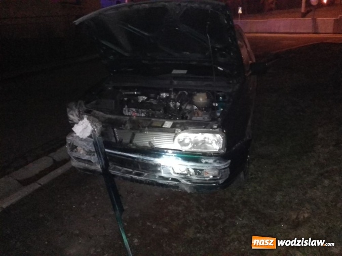 Zdjęcie w galerii na portalu naszwodzislaw.com: Gorzyce: VW wjechał w budynek pizzerii  wiadomości z regionu