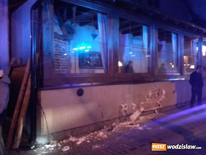 Zdjęcie w galerii na portalu naszwodzislaw.com: Gorzyce: VW wjechał w budynek pizzerii  wiadomości z regionu