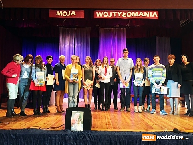 Zdjęcie w galerii na portalu naszwodzislaw.com: Finał Powiatowego Konkursu Artystycznego ''Moja Wojtyłomania'' w I LO  wiadomości z regionu