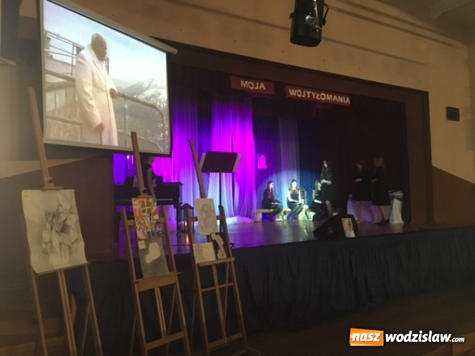 Zdjęcie w galerii na portalu naszwodzislaw.com: Finał Powiatowego Konkursu Artystycznego ''Moja Wojtyłomania'' w I LO  wiadomości z regionu