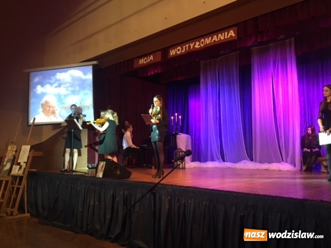 Zdjęcie w galerii na portalu naszwodzislaw.com: Finał Powiatowego Konkursu Artystycznego ''Moja Wojtyłomania'' w I LO  wiadomości z regionu