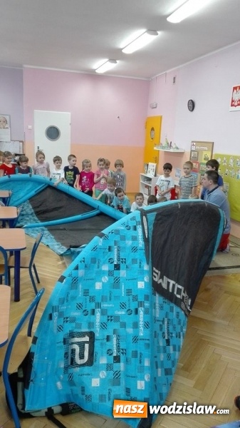 Zdjęcie w galerii na portalu naszwodzislaw.com: Co to jest kite skiing? W PP nr 6 rodzice opowiadają dzieciom o swoich pasjach wiadomości z regionu