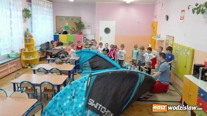 Zdjęcie w galerii na portalu naszwodzislaw.com: Co to jest kite skiing? W PP nr 6 rodzice opowiadają dzieciom o swoich pasjach wiadomości z regionu