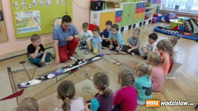 Zdjęcie w galerii na portalu naszwodzislaw.com: Co to jest kite skiing? W PP nr 6 rodzice opowiadają dzieciom o swoich pasjach wiadomości z regionu