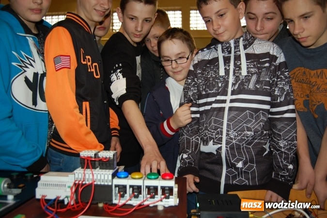 Zdjęcie w galerii na portalu naszwodzislaw.com: Uczniowie wodzisławskiego technikum zaprezentowali gimnazjalistom zawody w których się kształcą  wiadomości z regionu