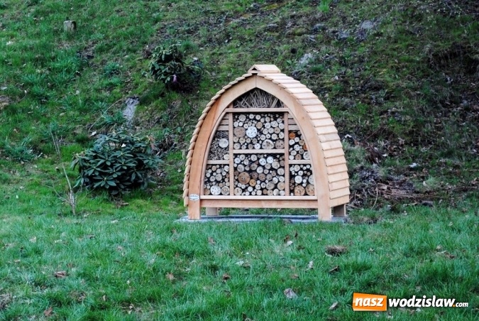 Zdjęcie w galerii na portalu naszwodzislaw.com: W Radlinie stanęły hotele... dla owadów  wiadomości z regionu