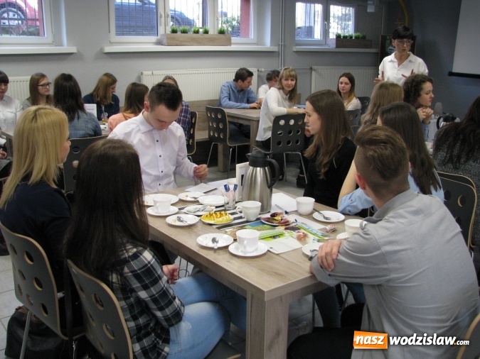 Zdjęcie w galerii na portalu naszwodzislaw.com: Dzień Sprawiedliwego Handlu w wodzisławskim Ekonomiku  wiadomości z regionu