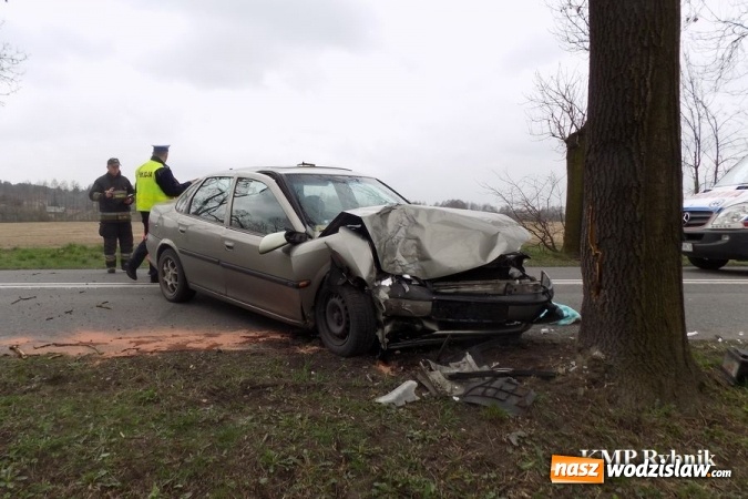 Zdjęcie w galerii na portalu naszwodzislaw.com: 26-letni mieszkaniec Pszowa nagle zjechał z drogi i uderzył w drzewo. Został przetransportowany śmigłowcem do szpitala  wiadomości z regionu