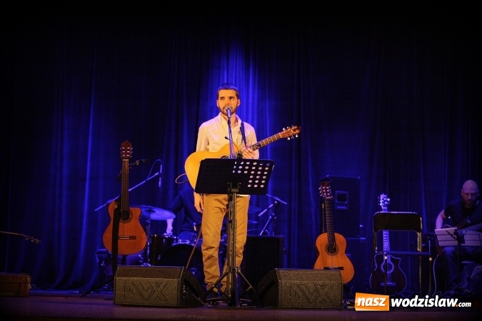 Zdjęcie w galerii na portalu naszwodzislaw.com: Charytatywny koncert w WCK. Na scenie pojawił się Kuba Blokesz, Piotr Machalica i Martyna Czech wiadomości z regionu