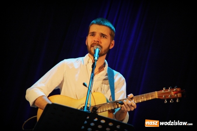 Zdjęcie w galerii na portalu naszwodzislaw.com: Charytatywny koncert w WCK. Na scenie pojawił się Kuba Blokesz, Piotr Machalica i Martyna Czech wiadomości z regionu